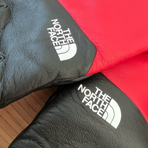 Supreme North Face Gloves - Picture 5 of 6